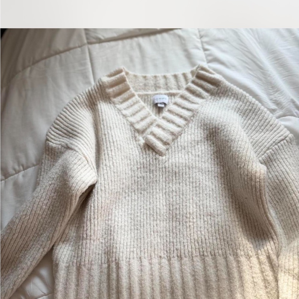 La Hearts Cream V-Neck Sweater
